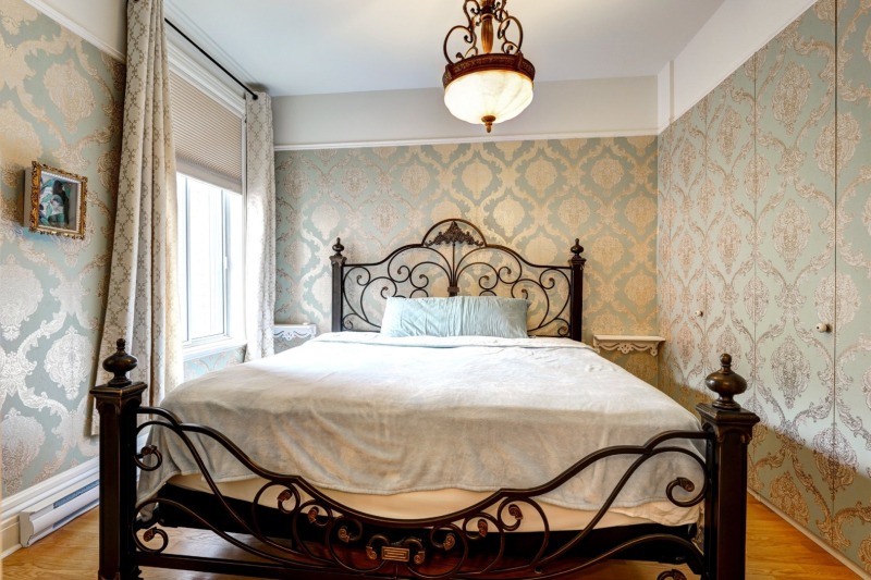Chambre principale lumineuse avec détails d’époque