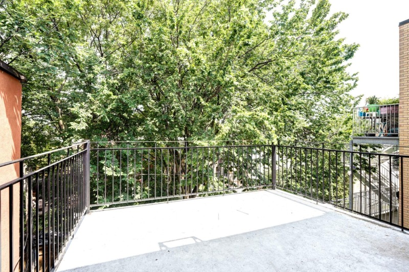 Terrasse privée à l’arrière de la copropriété, entourée de verdure